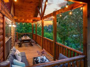 Family Cabin w Indoor Pool, Hot Tub, Views & Arcades - 5 Min to Parkway