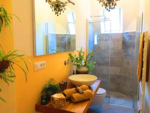 Fewo - 3 Schlafzimmer für 6 Gäste - 100 m2 für Freunde & Familien - große Küche & Tisch für 6 - kostenlos parken - Bahnhof 5 Min - Zentrum 10 Min - Jugendstilvilla mit Bergblick - Gästekarte inklusiv