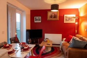 Bright 4 Bedroom Home in Walsall, Free Parking and for EVs