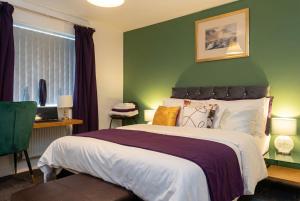 Bright 4 Bedroom Home in Walsall, Free Parking and for EVs