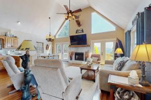 Hot Tub & Stunning Views! Hayesville Retreat