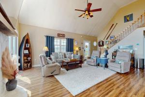 Hot Tub & Stunning Views! Hayesville Retreat