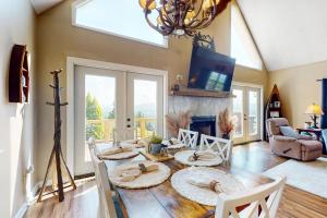 Hot Tub & Stunning Views! Hayesville Retreat