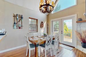 Hot Tub & Stunning Views! Hayesville Retreat