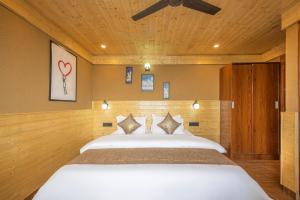 The Charvi Retreat Kufri I Vacations I Conference I MICE I Family Events I Open Air Terrace I Sky Bonfire I Wooden Rooms With Pvt Balconies I Kufri by Exotic Stays
