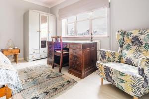 Spacious 4BR House Stunning Garden Driveway