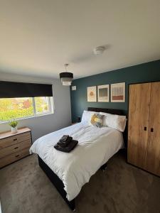 Spacious 5-Bed Home in Bromsgrove Ideal for Groups