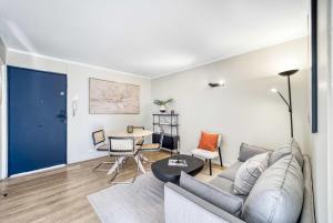 Holanda Urban Apartment 2BR steps to Costanera