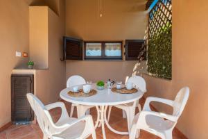 1 minuto a piedi dalla spiaggia, Veranda e Parcheggio privato