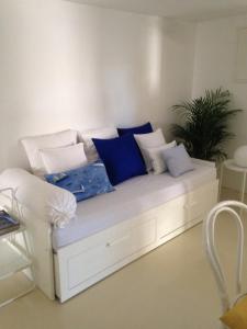 White Apartment Krk With Private Garden