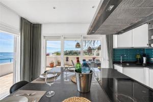 3180 Seafront apartment with panoramic views