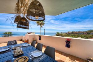 3180 Seafront apartment with panoramic views