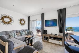 3180 Seafront apartment with panoramic views