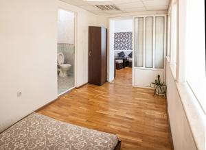 Apartment City center with workspace & wifi near Metro station