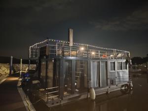 Blue Lagoon Houseboat