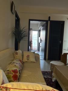 Centrally Located Modern Cozy 2BHK APT