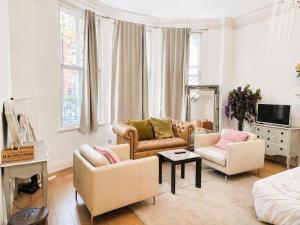 Notting Hill & Hyde Park Chic Retreat Sleeps 4
