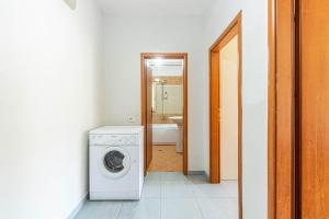 Alpha 2 BR Apt - 3 min Beach, Full Kitchen