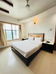 METRO Hotel I 966o9o1oo6 just 500mtr From shreenathji temple By SK