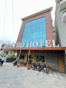 METRO Hotel I 966o9o1oo6 just 500mtr From shreenathji temple By SK