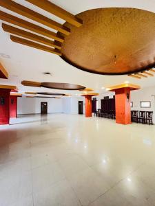 METRO Hotel I 966o9o1oo6 just 500mtr From shreenathji temple By SK