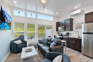 Blue Bayou - Floating House on Lake Cumberland