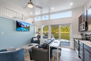 Blue Bayou - Floating House on Lake Cumberland