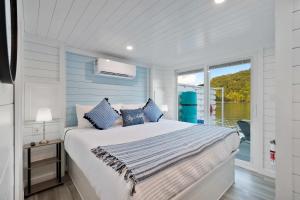 Blue Bayou - Floating House on Lake Cumberland