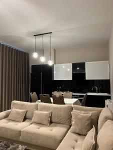 Villa Azal, Green Coast Residences, Palasë