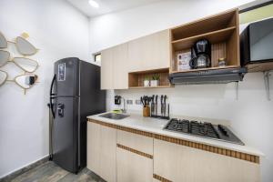 Provenza! Golden Jacuzzi - 5BR only 1 Block from lleras