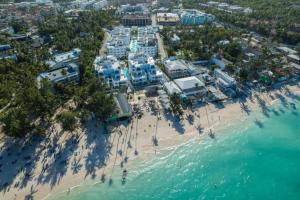 Beachfront Condo, 2 Pools, Private Beach, 8 Guest