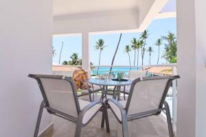 Beachfront Condo, 2 Pools, Private Beach, 8 Guest