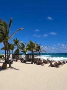 Stylish 1BR, Private Beach, Free Airport Pickup
