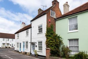 Cosy Period Cottage in Titchfield Village