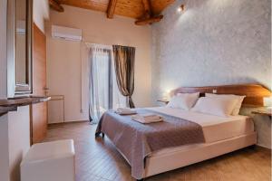 Villa Fuoco, a luxury villa with private pool, 10 mins drive from the beach