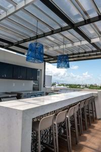 Modern Condo with Pool Gym and Rooftop Views