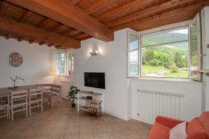 Relax in piscina sul lago Endine