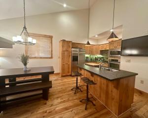 Cozy Light Filled Truckee Downtown