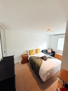 High Quality 3 BED FLAT for 9 people with 3 Bathrooms 3min from Camden Town plus private garden and huge living room