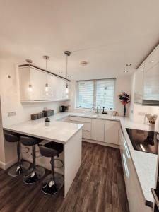 High Quality 3 BED FLAT for 9 people with 3 Bathrooms 3min from Camden Town plus private garden and huge living room