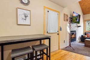 Creekside Suites 04 by Estes Park Condos