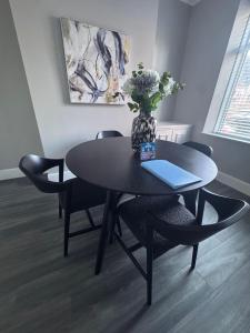 Central Near Hospital 2 Bedroom - Sleeps 4 - Self Check In - Fully Furnished