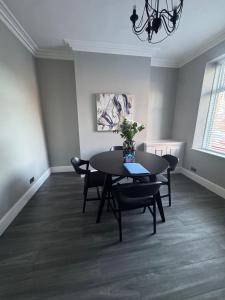 Central Near Hospital 2 Bedroom - Sleeps 4 - Self Check In - Fully Furnished