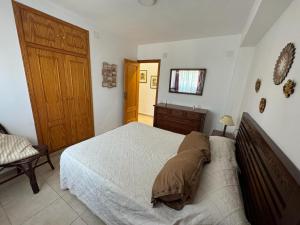 Bonito piso a 200mts de la playa Les Molins, 2 habitaciones, 1 baño completo,1 de servicio, amplio balcon, muy luminoso, 2do sin ascensor