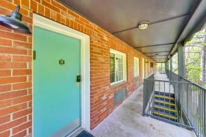 1 Mi to Dtwn! Eureka Springs Studio, Shared Patio