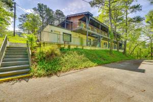 1 Mi to Dtwn! Eureka Springs Studio, Shared Patio