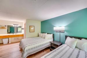 1 Mi to Dtwn! Eureka Springs Studio, Shared Patio
