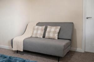 Manchester Stay Hub - 2BR with Free Parking, Near Airport & Attractions