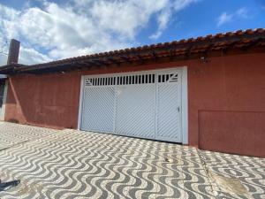 Casa com Piscina a 4 Minutos da Praia