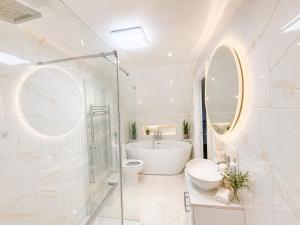 Spacious Villa Style Home, Garden, BBQ, Driveway